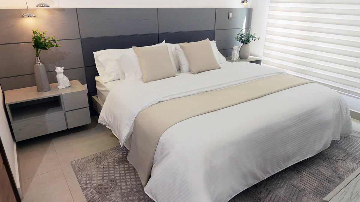 Pie de cama beige