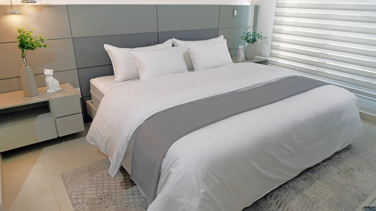 Pie de cama gris