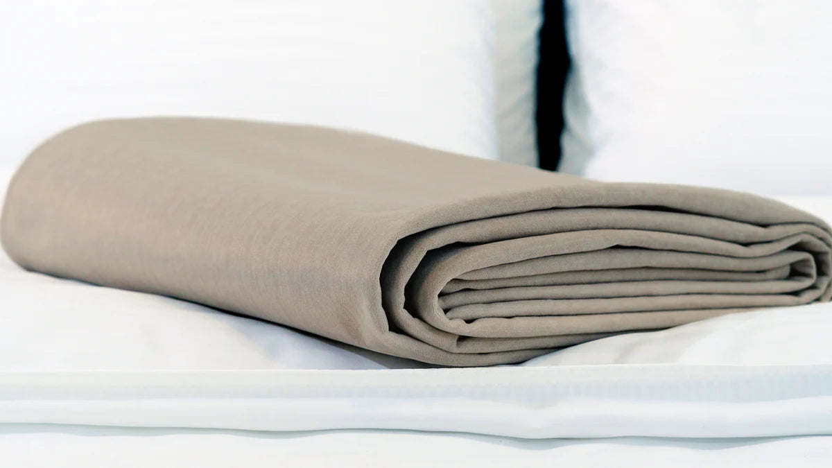 Pie de cama beige