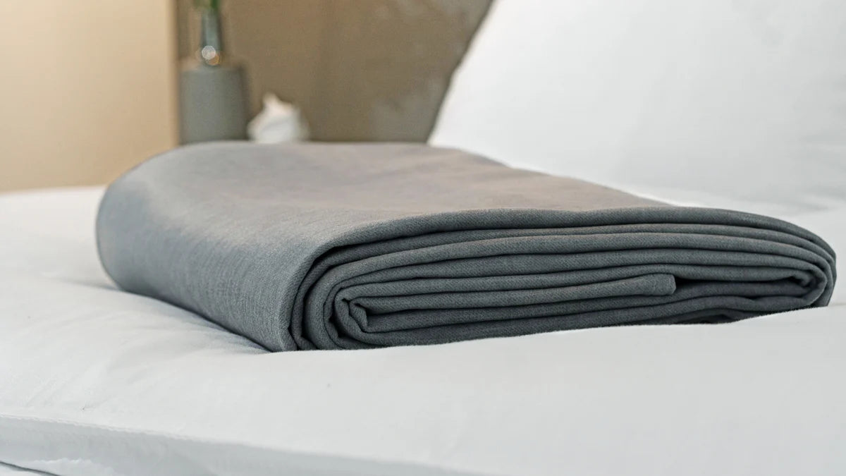 Pie de cama gris