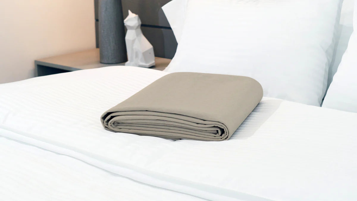 Pie de cama beige