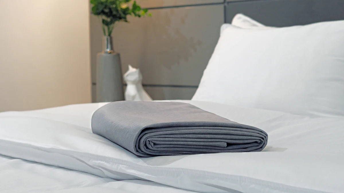 Pie de cama gris