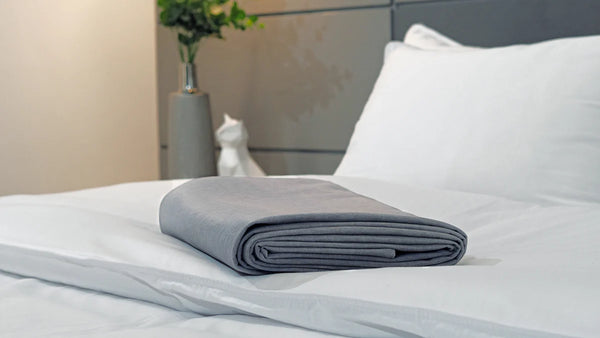 Pie de cama gris